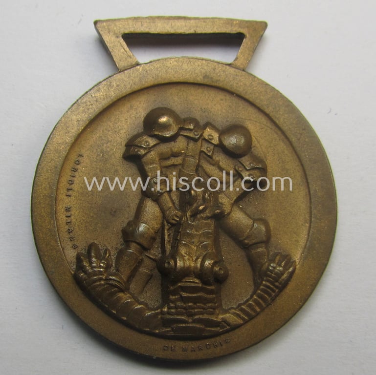 Golden-bronze-coloured (and 'Buntmetall'-based!) example of a: 'Deutsch-Italienische Feldzugsmedaille' (or: German-Italian campaign-medal) that came together with its (full length- and 'virtually mint- ie. unissued') piece of original ribbon