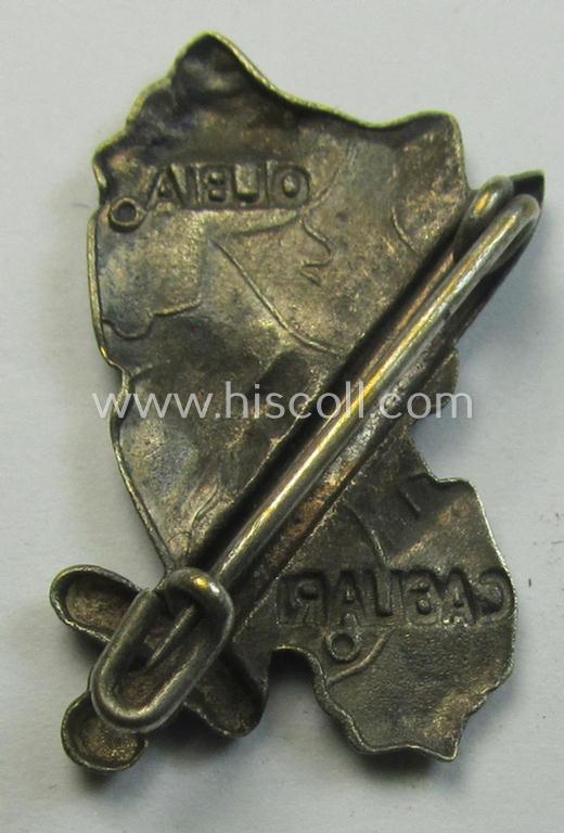 Attractive - very detailed and not that often seen! - WH (Heeres) lapel-pin (ie. 'Traditions- o. Erinnerungsabzeichen') as was worn and used by the members of the '90. Panzergrenadier-Division' (aka: 'Sardinienschild')