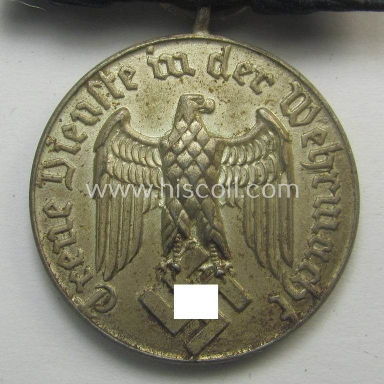 Silver-toned WH (Heeres o. KM) so-called: 'Einzelspange' showing a: 'WH-Dienstauszeichnung 4. Stufe' (as was intended for 4 years of loyal-service) and that shows a detailed, Heeres o. KM-type-eagle-device, period-attached