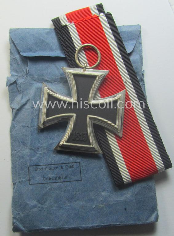 'Eisernes Kreuz 2. Kl.' being a non-maker-marked example that comes stored in its period (scarely seen, variant-pattern!) 'Zellstoff'-based pouch by the: 'Steinhauer & Lück'-company as was based in the town of Lüdenscheid