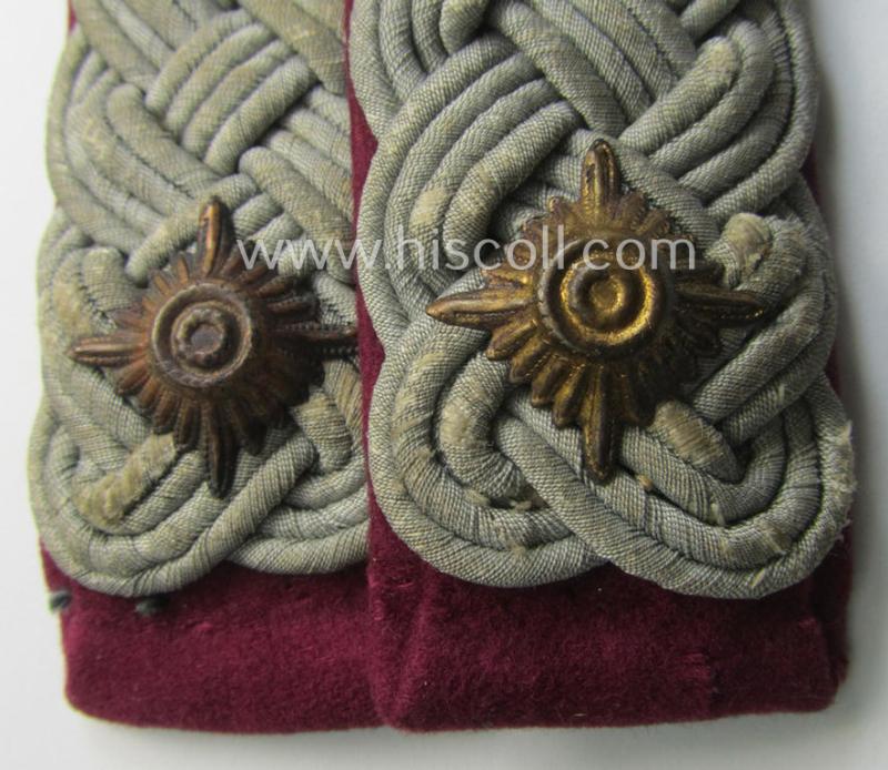 Pair of WH (Heeres) officers'-pattern shoulderboards as piped in the neat darker-purple-red- (ie. 'bordeaux-roter'-) coloured branchcolour: 'Oberstleutnant u. Mitglied der (Nebel)Werfer-Trpn.'