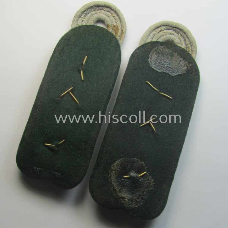 Pair of WH (KM ie. 'Küsten-Artillerie') 'cyphered' officers'-type shoulderboards (as was specifically intended for uage on the field-grey-coloured tunics) as intended for a: 'Oberst eines Küsten-Art.-Abtlgs.'