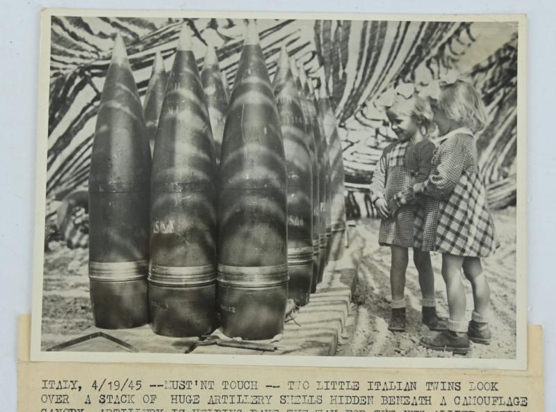 US WW2 Press Photo 'Artillery Shells'
