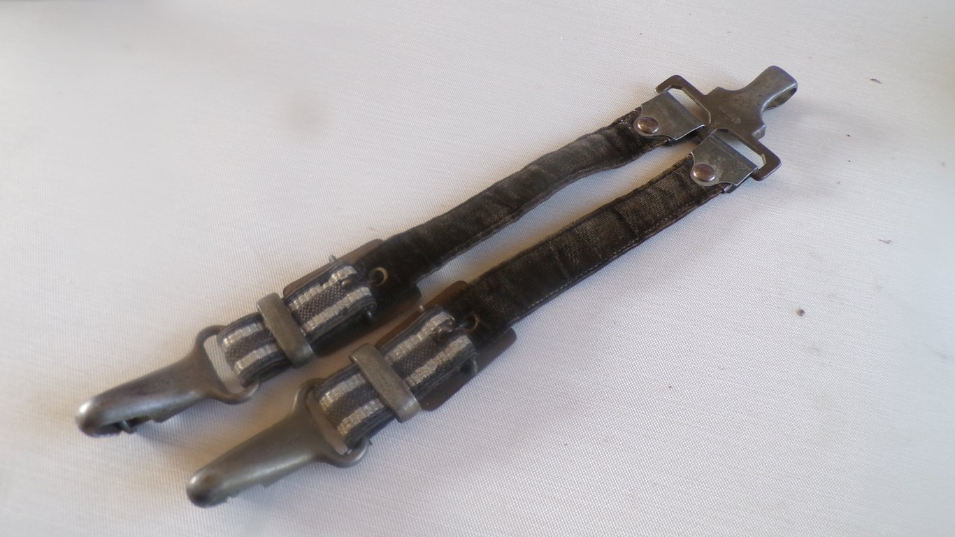 2nd Model Luftwaffe Deluxe Dagger Hangers