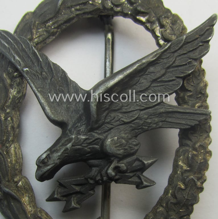 WH (Luftwaffe) 'Fliegerschützen-Abzeichen mit Blitzbündel' being a neatly maker- (ie. 'Wilh. Deumer'-) marked- and/or: typical zinc- (ie. 'Feinzink'-) based example as was produced by the: 'Wilh. Deumer'-company