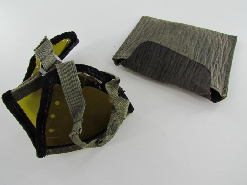 Wehrmacht Dust Goggles in Pouch