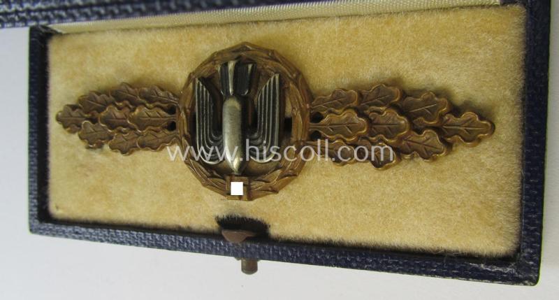 Stunning - and truly detailed! - 'Buntmetall'-based- (albeit non-maker-marked) specimen of a WH (Luftwaffe) 'Frontflugspange für Kampfflieger in Bronze' that comes stored in its early-war-pattern etui as issued