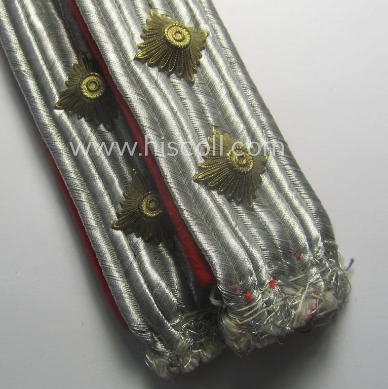 Pair of WH (LW) officers'-type shoulderboards: 'Hauptmann eines Flak-Artillerie-Abtlgs. o. Rgts.'
