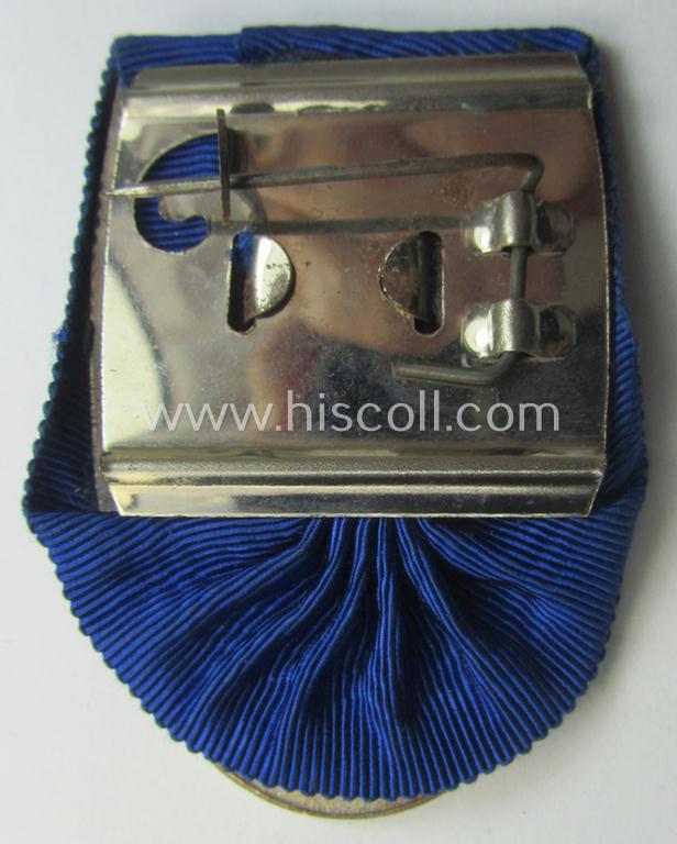 Bright silver-toned WH (Heeres- o. KM) so-called: 'Einzelspange' showing a: 'WH-Dienstauszeichnung 4. Stufe' (as was intended for 4 years of loyal-service) and that shows a detailed, 'Heeres'-type-eagle-device, period-attached