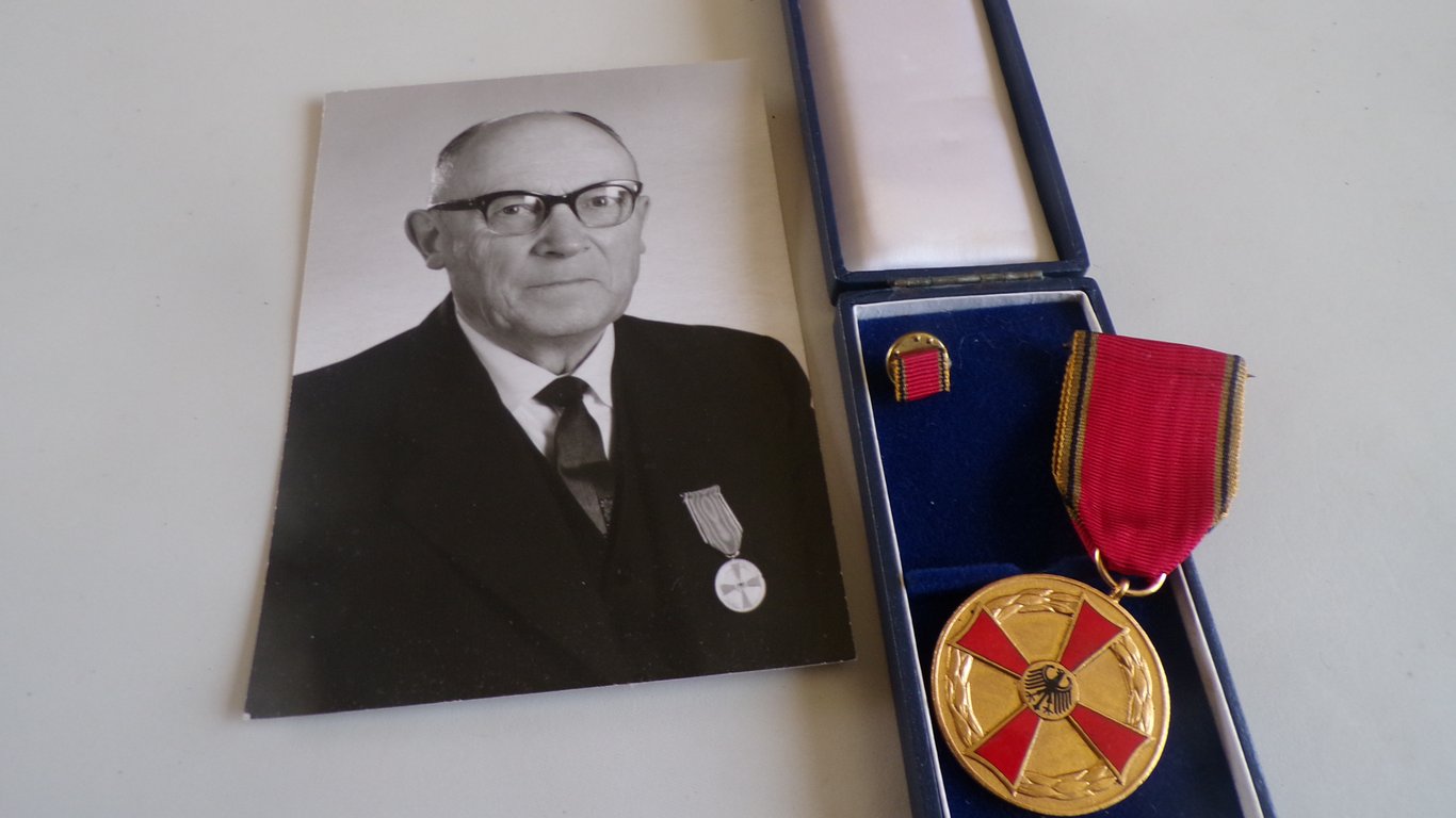 large grouping of a WWI and WWII veteran 2/2