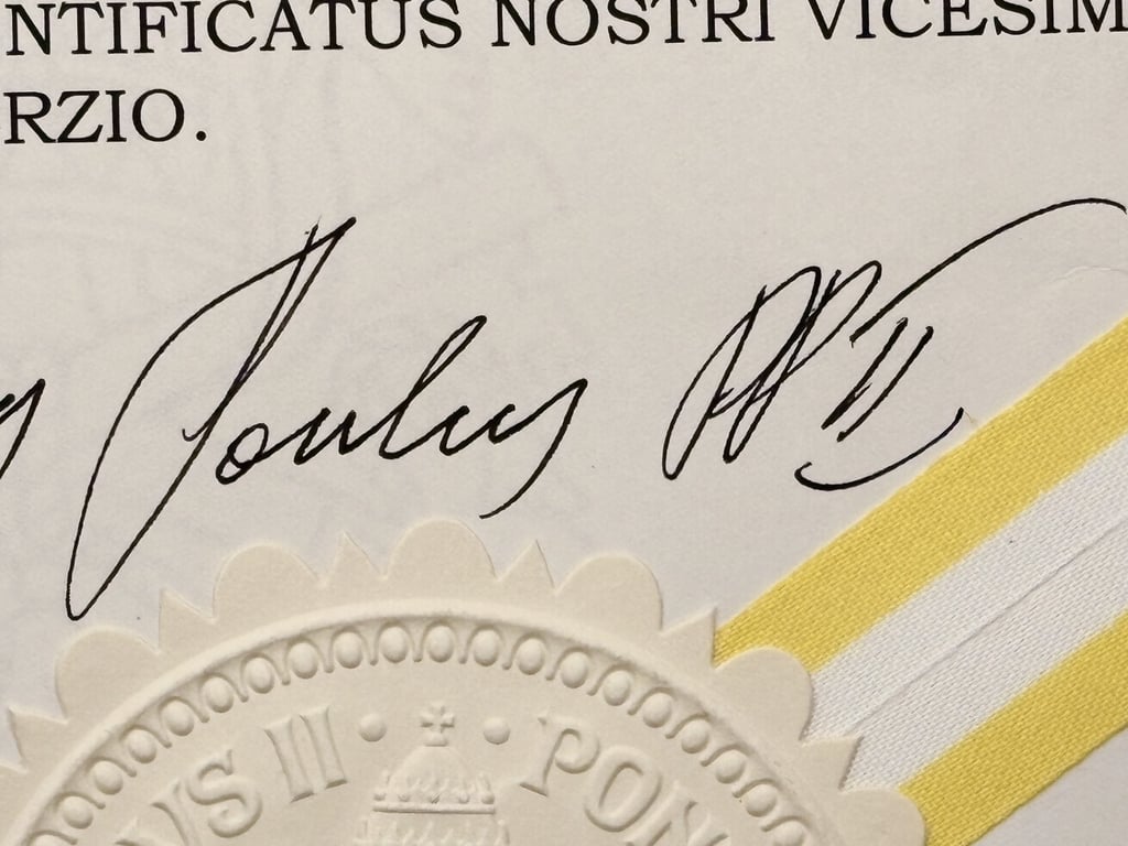 MAGNIFICENT AUTHENTIC SAINT POPE JOHN PAUL II HAND SIGNED VATICAN DOCUMENT.