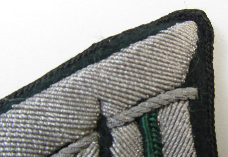 Attractive - and fully matching! - collar-tab-pair as piped in the darker-green-coloured branchcolour (and piped in black!) as was specifically intended for a lower-ranked, administrative-officer ie. 'Wehrmachtsbeamte des gehobenen Dienstes'