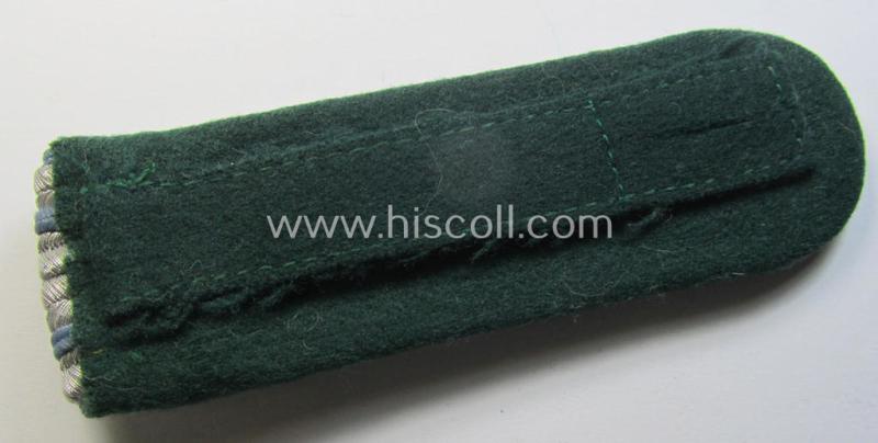 Attractive - albeit single but still very scarcely encountered! - neatly 'cyphered', officers'-type shoulderboard for a WH (Heeres) 'Feldpolizeiobersekretär der Geheime Feldpolizei' (being of a rank comparable with an: 'Oberleutnant')