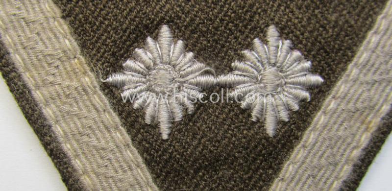 Attractive - and scarcely found! - RAD (or: 'Reichsarbeitsdienst') 'Armwinkel' (or: rank-chevron) as was executed on a brown-coloured- and 'HBT'-like- (ie. 'Drillich'-) based background as was intended for usage by a: 'RAD-Hauptvormann'