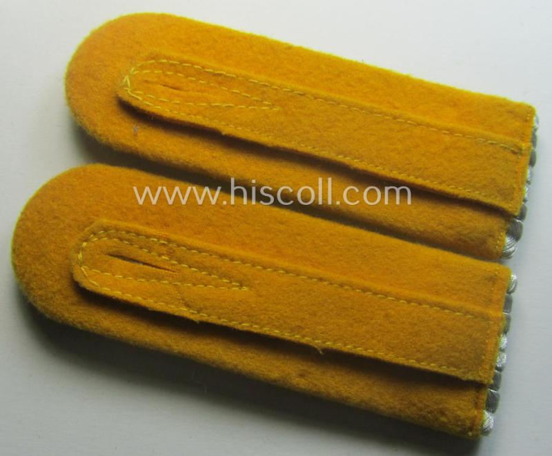 Pair of WH (Luftwaffe) officers'-type shoulderboards as piped in the golden-yellow-coloured brancolour as was intended for usage by a: 'Leutnant der Flieger- o. Fallschirmjäger-Trpn.'