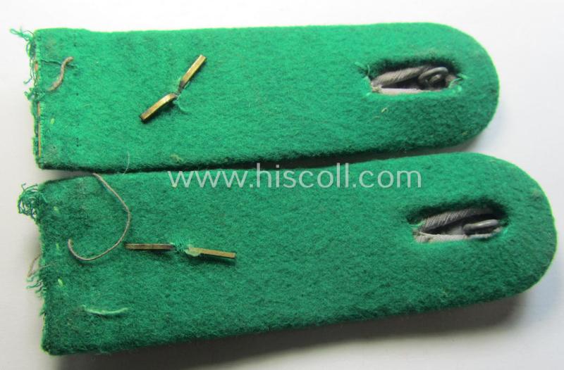 Attractive - and fully matching! - pair of WH (Heeres) officers'-type shoulderboards as piped in the desirable darker-green-coloured branchcolour as was intended for usage by an: 'Oberleutnant eines Jäger o. Gebirgsjäger Regiments'