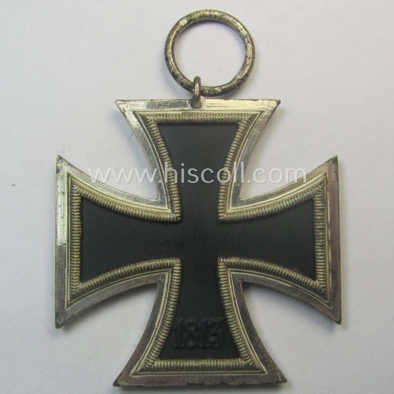 'EK II. Klasse' being a maker- (ie. '4'-) marked example that comes together with its original- and never-mounted ribbon (ie. 'Bandabschnitt') as was produced by the maker (ie. 'Hersteller'): 'Steinhauer u. Lück'