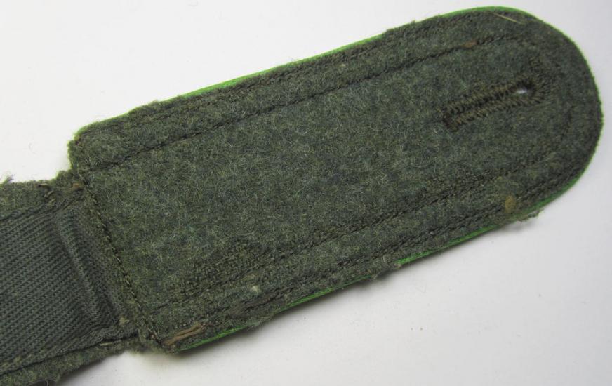 Single - but nevertheless scarcely found! - WH (Heeres) IMO mid-war period- (ie. 'M43'-pattern-) NCO-type shoulderstrap as was intended for usage by an: 'Unteroffizier der Panzer-Grenadier-Truppen'