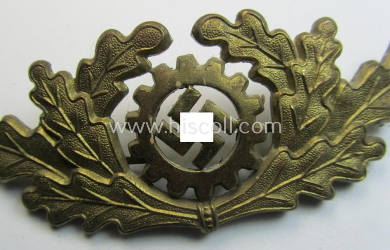 Superb, bright-golden-toned- and/or: 'Cupal'-based 'DAF' (ie. 'Deutsche Arbeitsfront') so-called: 'Werkschar'-cap-cocarde being a detailed example that shows a (double!) makers'- (ie. 'A'-) and/or: 'RzM M1/17'-designation