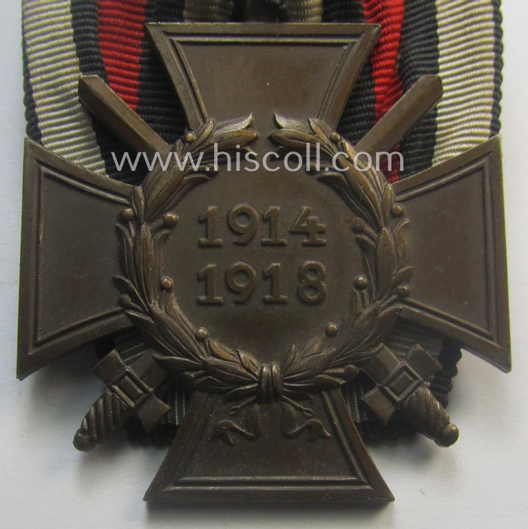 Golden-bronze-toned, so-called: 'Einzelspange' showing a: 'Frontkämpferkreuz 1914-18 mit Schwertern' (ie.: 'Kriegsteilnehmerkreuz 1914-18 mit Schw.') being a detailed- and/or zinc- ie. 'Feinzink'-based, specimen
