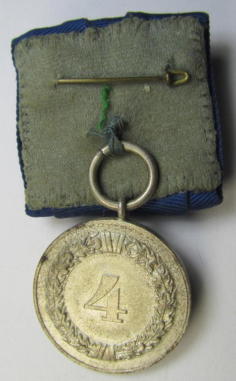 Tarnished, silver-toned WH (Heeres o. KM) so-called: 'Einzelspange' showing a: 'WH-Dienstauszeichnung 4. Stufe' (as was intended for 4 years of loyal-service) and that shows a detailed, Heeres o. KM-type-eagle-device, period-attached