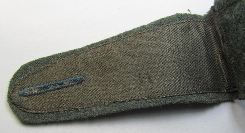 Neat - albeit regrettably single! - WH (Heeres) - I deem - mid-war-period- (ie. 'M41/M43'-pattern) NCO-type shoulderstrap as was intended for usage by an: 'Unteroffizier einer Sanitäts-Abteilungs'
