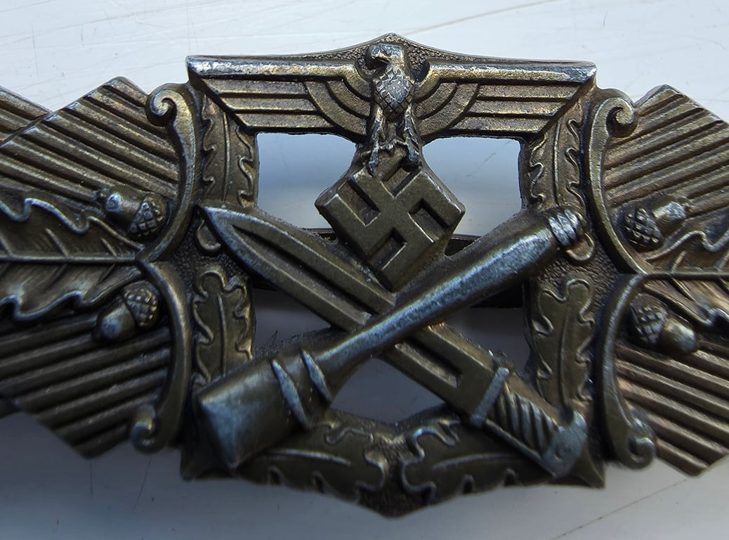 Reproduction Nahkampfspange (Close Combat Clasp) in bronze