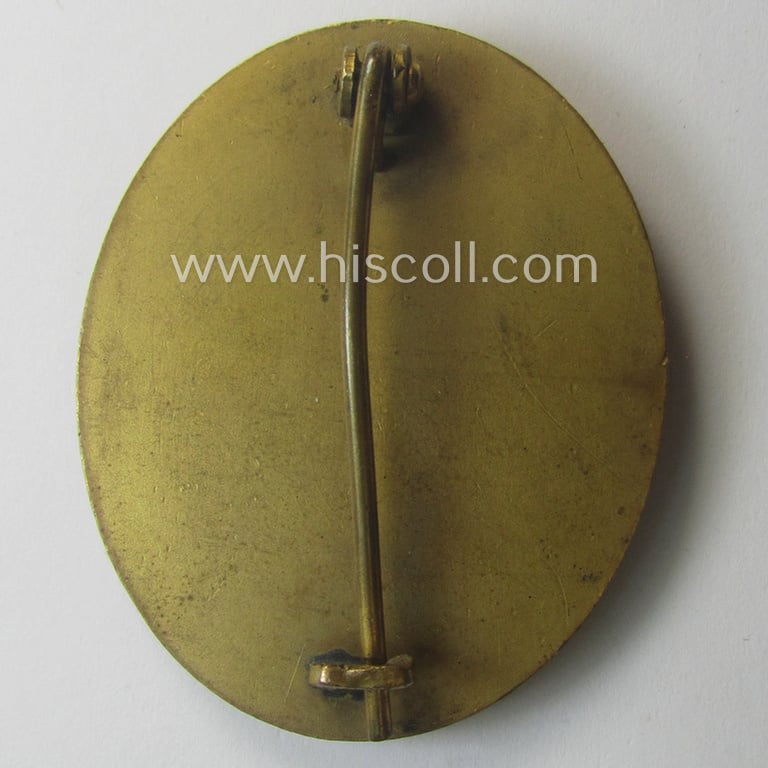 Attractive - luxuriously-styled albeit clearly used- and/or worn! - 'Verwundeten-Abzeichen in Gold' being a typical non-maker-marked- and/or: 'Buntmetall'-based example as was (I deem) produced by the maker: 'Hauptmünzamt Wien'