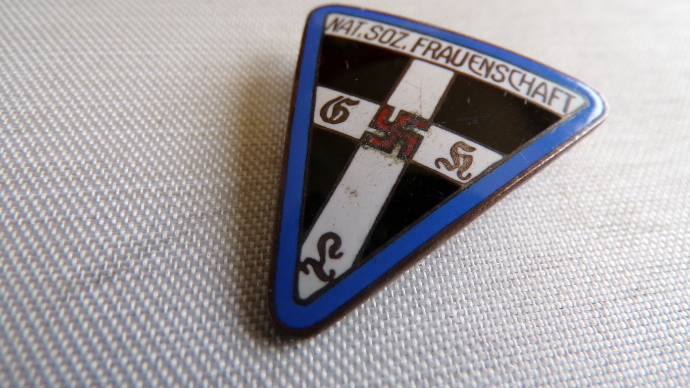 NS-Frauenschaft Enamel Membership Badge