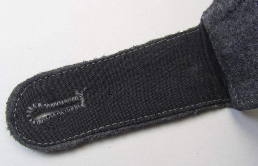 Single, WH (Luftwaffe) NCO-type shoulderstrap as piped in the darker-blue-coloured branchcolour as was intended for - and clearly used by! - an: 'Unteroffizier der Sanitäts-Truppen'