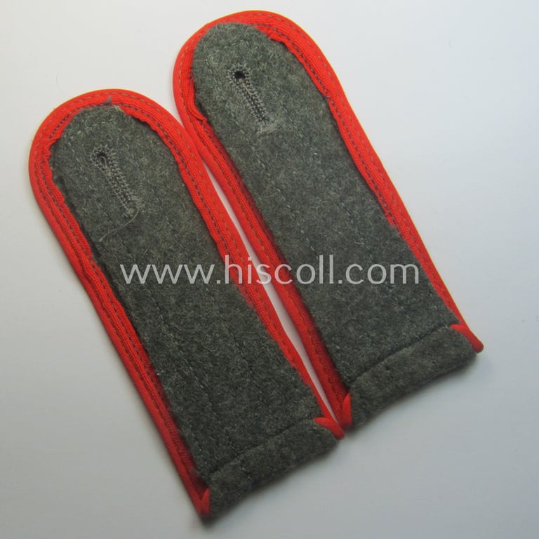 Superb pair of later-war-period, so-called: 'M44'-pattern and/or simplified, WH (Heeres) EM'-type shoulderstraps as piped in the bright-red-coloured branchcolour as intended for usage by a: 'Soldat der (Sturm)Art.-Trpn.'