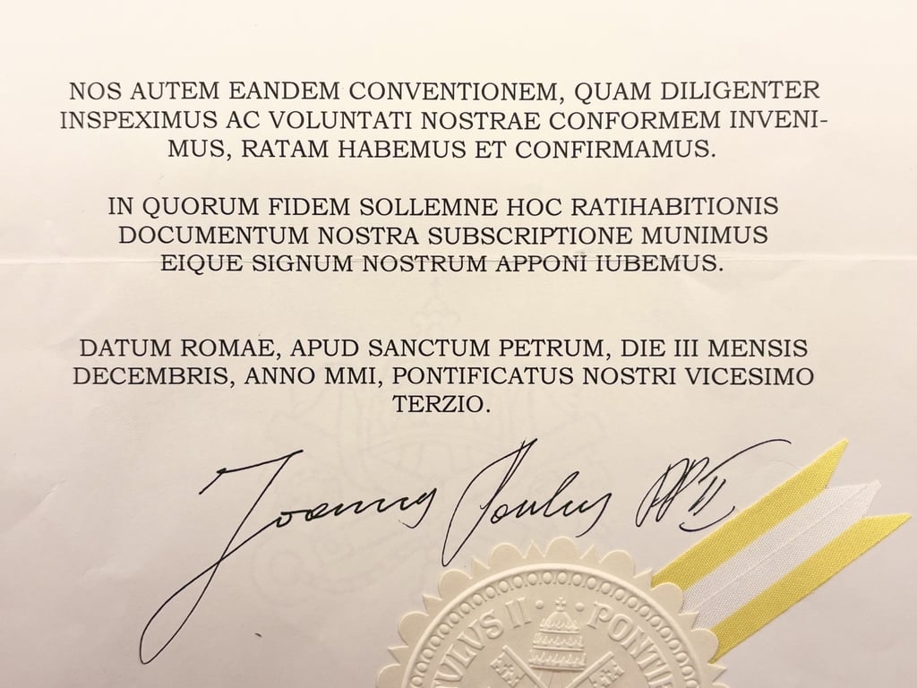 MAGNIFICENT AUTHENTIC SAINT POPE JOHN PAUL II HAND SIGNED VATICAN DOCUMENT.