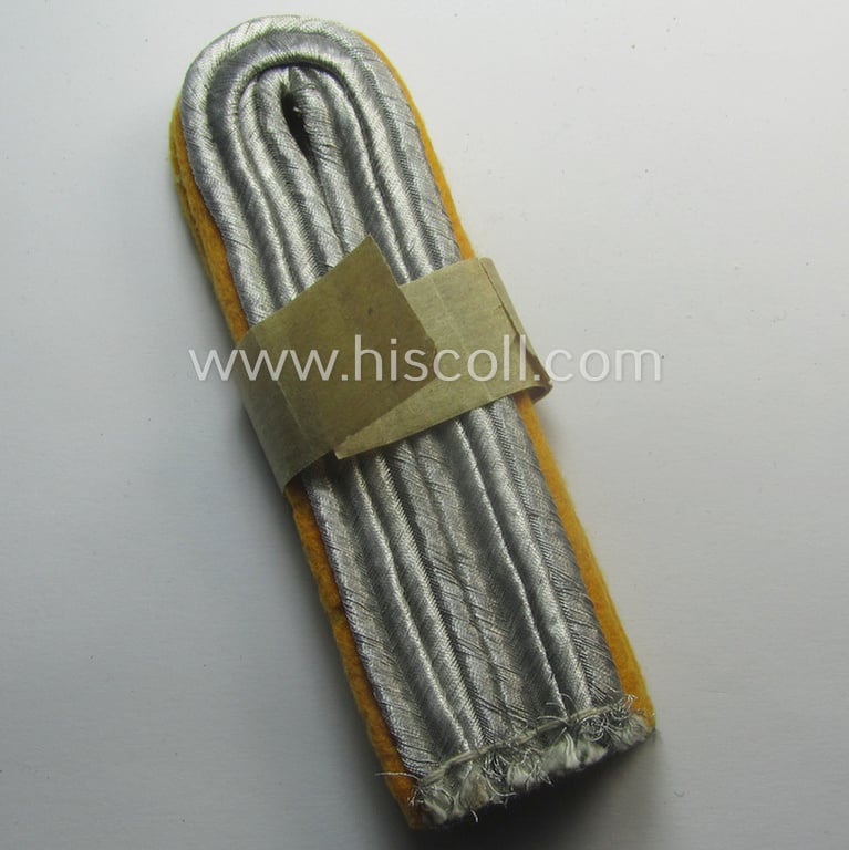 'Virtually mint' pair of WH (Luftwaffe) officers'-type shoulderboards as was intended for usage by a: 'Leutnant eines Flieger- o. Fallschirmjäger-Rgts.'