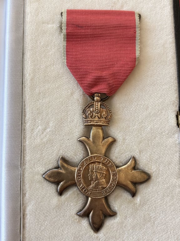 FINE STERLING SILVER 1960s CASED FULL SIZE OBE MEDAL WITH CASE OF ISSUE