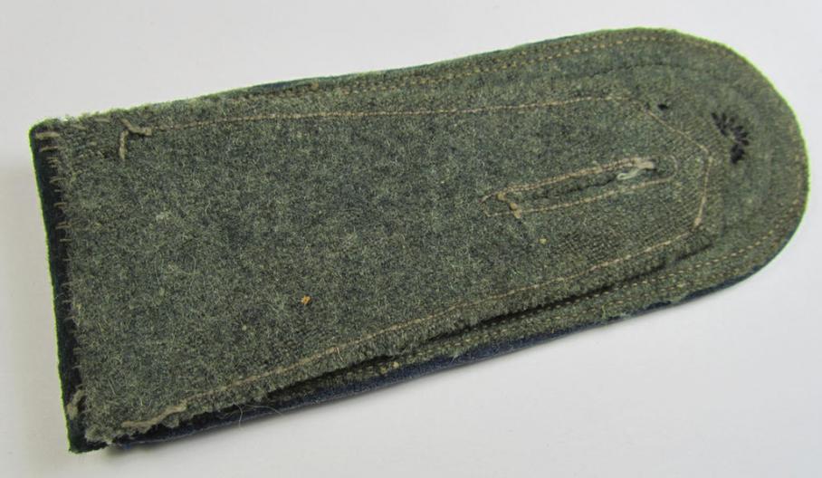 Neat - albeit regrettably single - WH (Heeres), IMO early-war period- (ie. 'M36'-pattern- and/or rounded-style-), NCO-type shoulderstrap, as was intended for usage by a: 'Feldwebel der Sanitätstruppen'