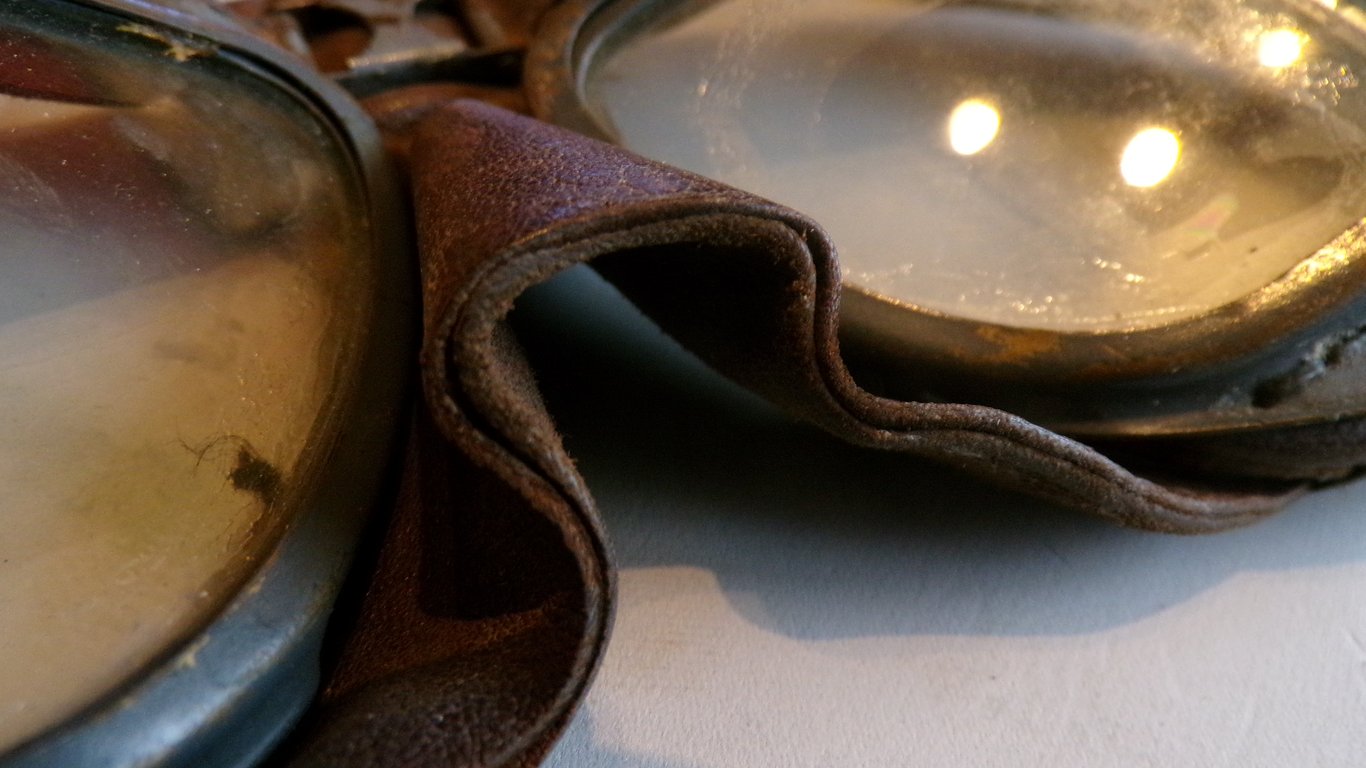 British RAF Mk VIII Flying Goggles – A.M Marked