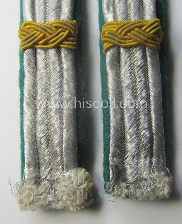 Pair of WH (Luftwaffe) officers'-type shoulderboards as intended for a medium-ranked administrative-official ie. officer and: 'Leutnant' (or: 'Beambte des mittleren Dienstes')