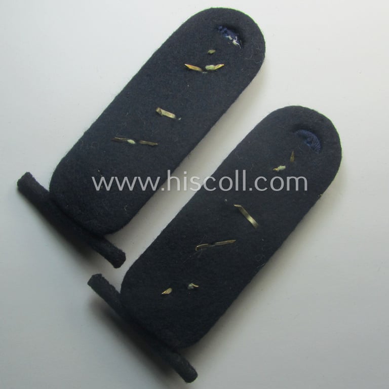 Moderately used pair of WH (Kriegsmarine) NCO-type shoulderboards as intended for a medium-ranked, administrative-official (ie. NCO) having the rank of an: 'Oberfeldwebel' (ie.: 'Beambter des mittleren Dienstes')