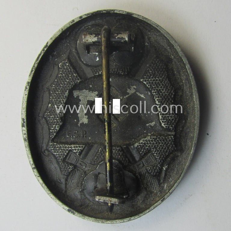 Maker- (ie. 'E.S.P.'-) marked example of a black-class wound-badge (or: 'Verwundeten-Abzeichen in Schwarz') being an example that was produced by the maker (ie. 'Hersteller') named: 'E.S.P.' (= 'E. Schmidthäußler - Pforzheim')