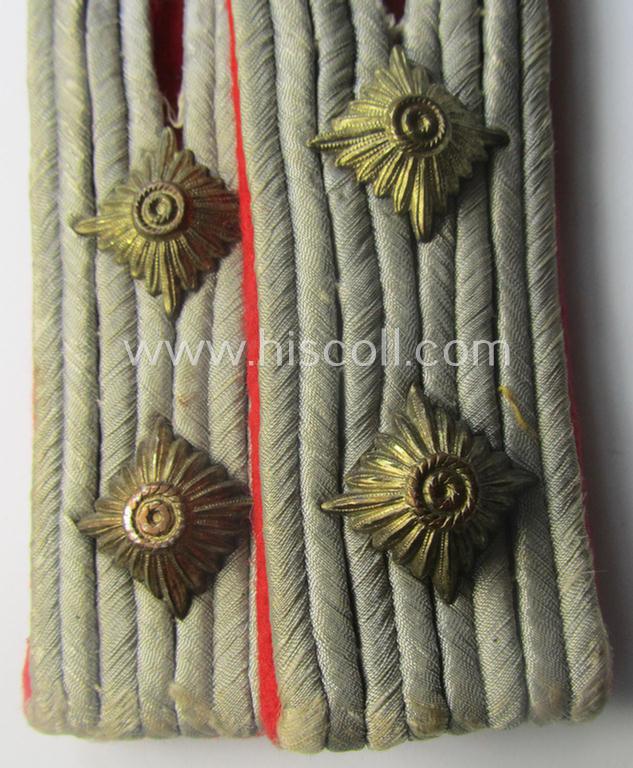 Pair of WH (Heeres) officers'-type shoulderboards as piped in the bright-red- (ie. 'hochroter'-) coloured branchcolour as was specifically intended for usage by a: 'Hauptmann eines (Sturm)Art.-Rgts. o. Abts.'