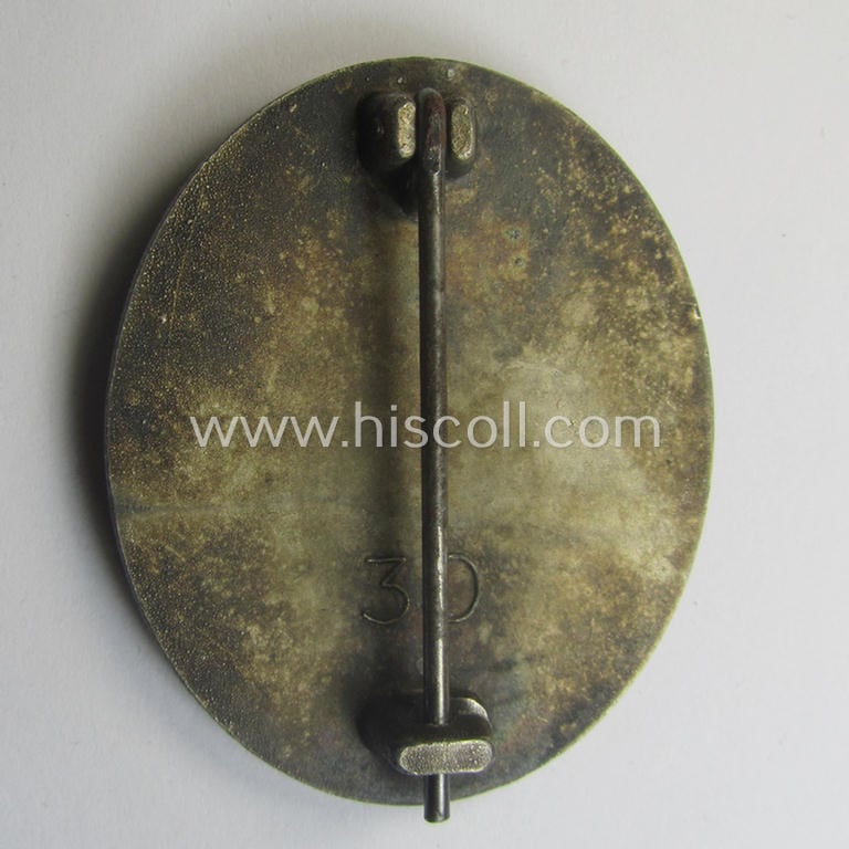 'Verwundeten-Abzeichen in Silber' being a clearly maker- (ie. '30'-) marked- and/or typical 'Feinzink'-based example that comes stored in its maker- (ie. 'Hauptmünzamt Wien III'-) marked- and period etui