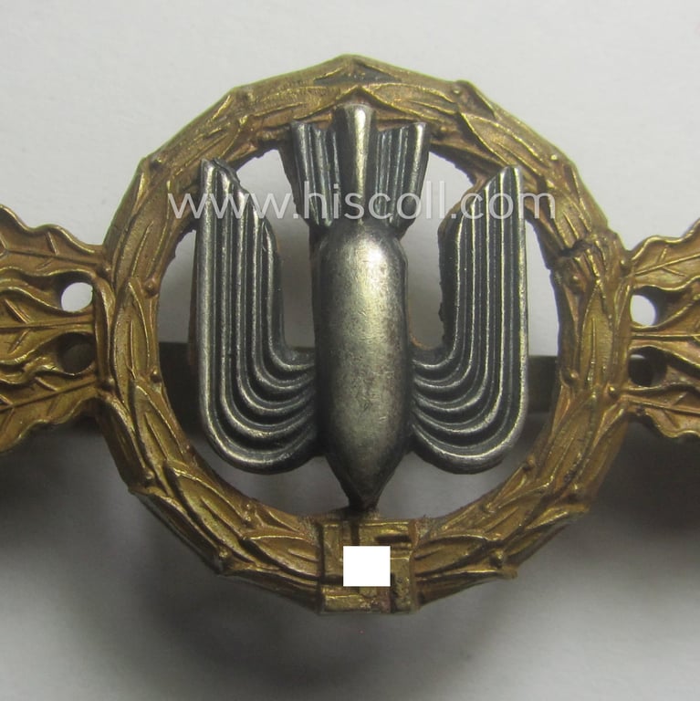 Tombak- (ie. 'Buntmetall'-) based- and/or (typical) non-maker-marked example of a WH (Luftwaffe) 'Frontflugspange für Kampfflieger in Bronze' as presumably produced by the: 'C.E. Juncker'-company