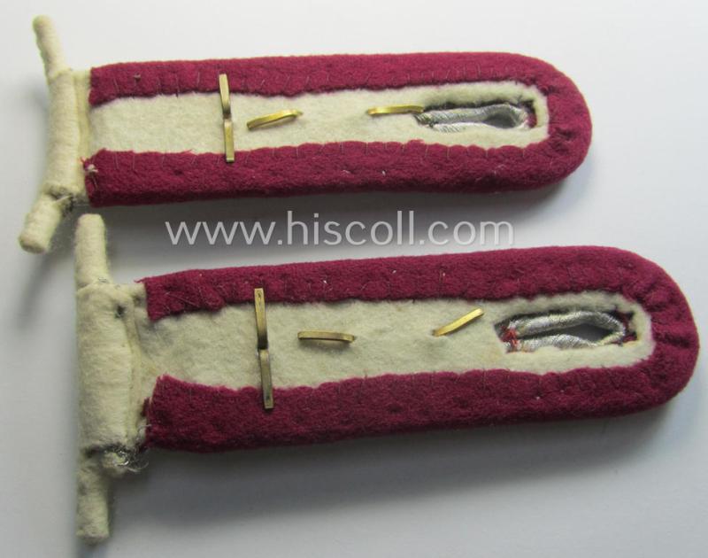 WH (Heeres), 'cyphered' officers'-type shoulderboard-pair (that comes mounted on its unsually seen: 'Auf der Steg'-mounting): 'Oberleutnant des schw. Werfer-Rgts. 1'