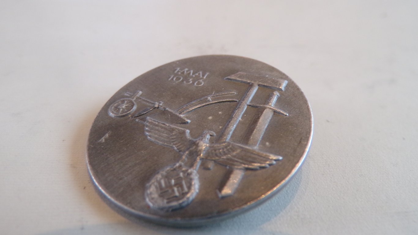 Original 1936 Tag der Arbeit National Labor Day Tinnie - Carl Wild Hamburg