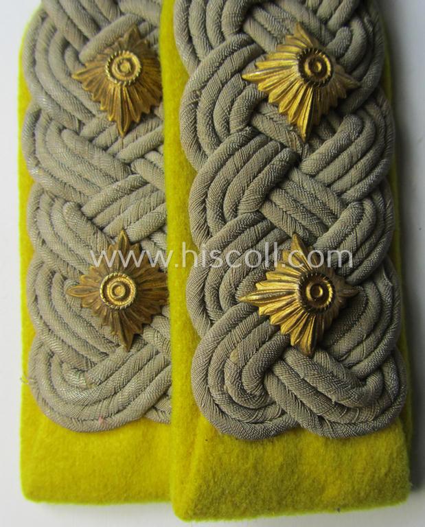 Pair of WH (Heeres) officers'-type shoulderboards as piped in the bright-yellow- (ie. 'zitronengelbener'-) coloured branchcolour as was intended for an: 'Oberst der Nachrichten-Truppen'