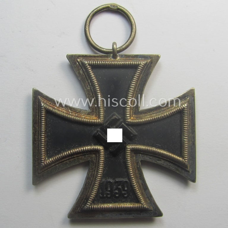 Superb - and very rarely found! - 'Eisernes Kreuz 2. Kl.' (ie. Iron Cross 2nd Class) being a maker- (ie. '75'-) marked example that comes stored in its period 'Zellstoff'-based pouch by the: 'Julius Maurer'-company