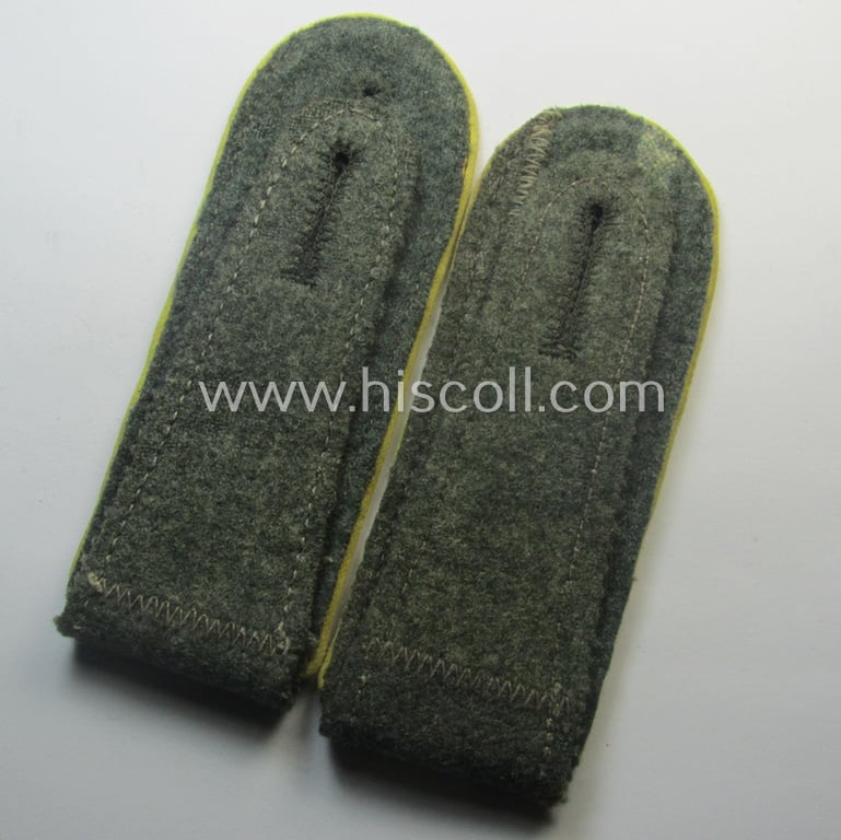 Pair of WH (Heeres) EM-type (ie. 'M40- o. M43'-pattern) shoulderstraps as was intended for usage by a: 'Soldat eines Nachrichten-Abtlgs. o. Rgts.'