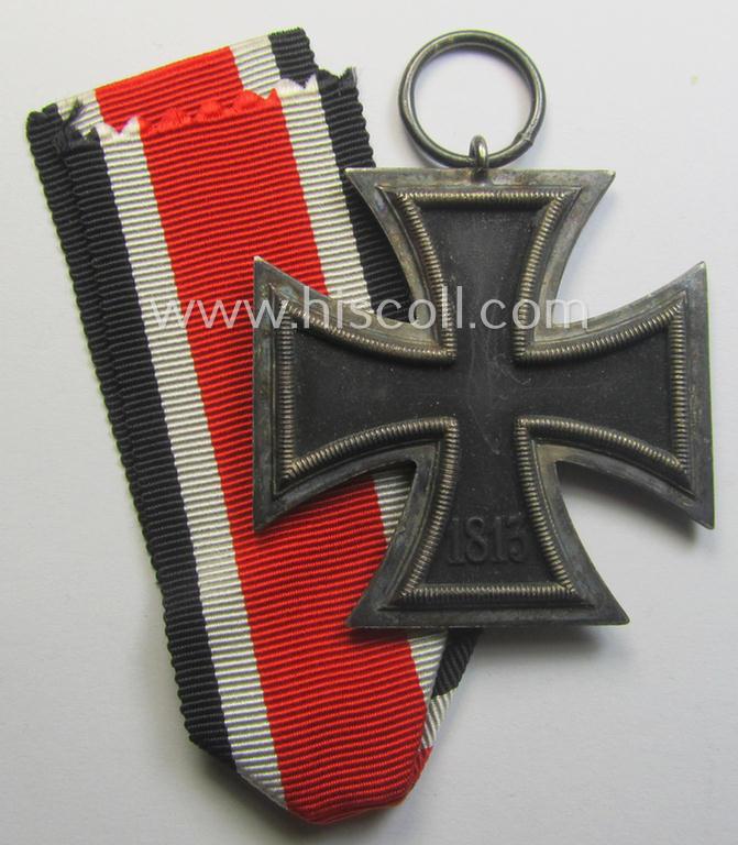 'EKII. Klasse' being a maker- (ie. '25'-) marked example that comes together with its confectioned ribbon (ie. 'Bandabschnitt') by the maker (ie. 'Hersteller'): 'AG der Graveur-, Gold- und Silberschmiede-Innungen'