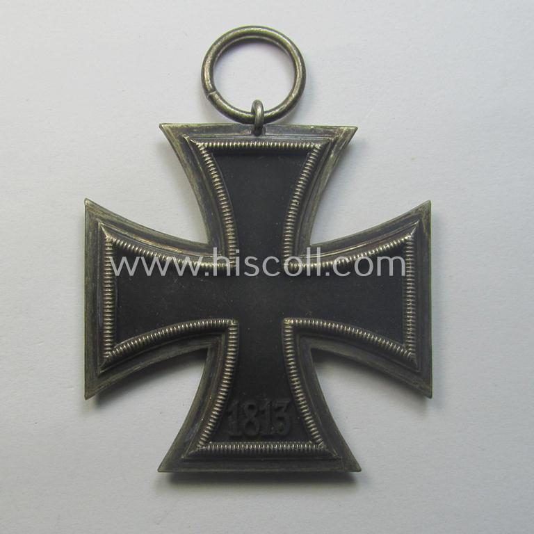 Matching 'EK II. Klasse'-set comprising of a non-maker-marked specimen that comes with its ribbon (ie. 'Bandabschnitt') and 'Zellstoff'-based pouch as was produced by the company: 'L.Chr. Lauer' (ie. 'Hersteller 14')