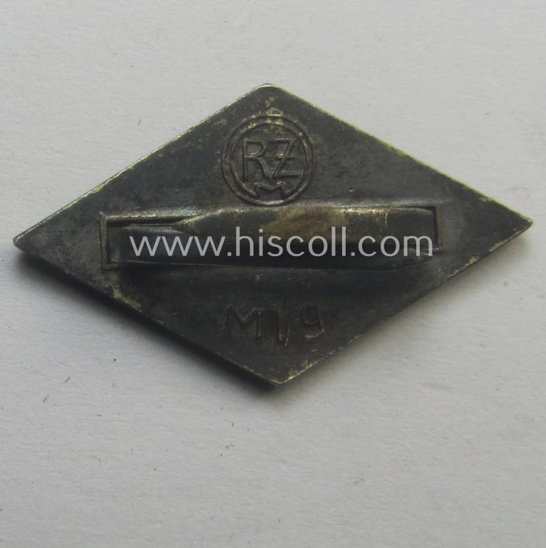 HJ (ie. 'Hitlerjugend') enamelled 'Fahrtenmesser'- (o. 'Schiffchen-Mütze') pin (ie.: 'Raute') that shows the makers-designation: 'RzM - M1/9' on its back